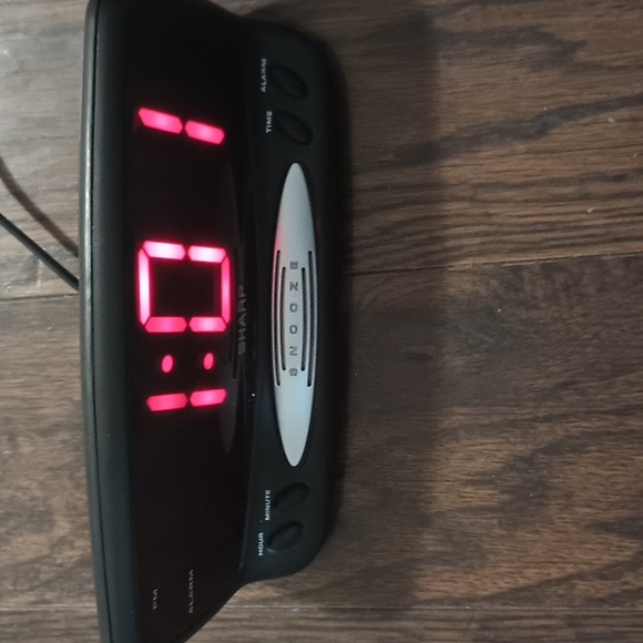 Sharp alarm clock - Picture 2 of 3